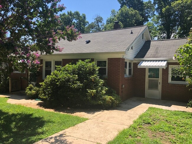 Building Photo - LOCATION! Close to Downtown Black Mountain