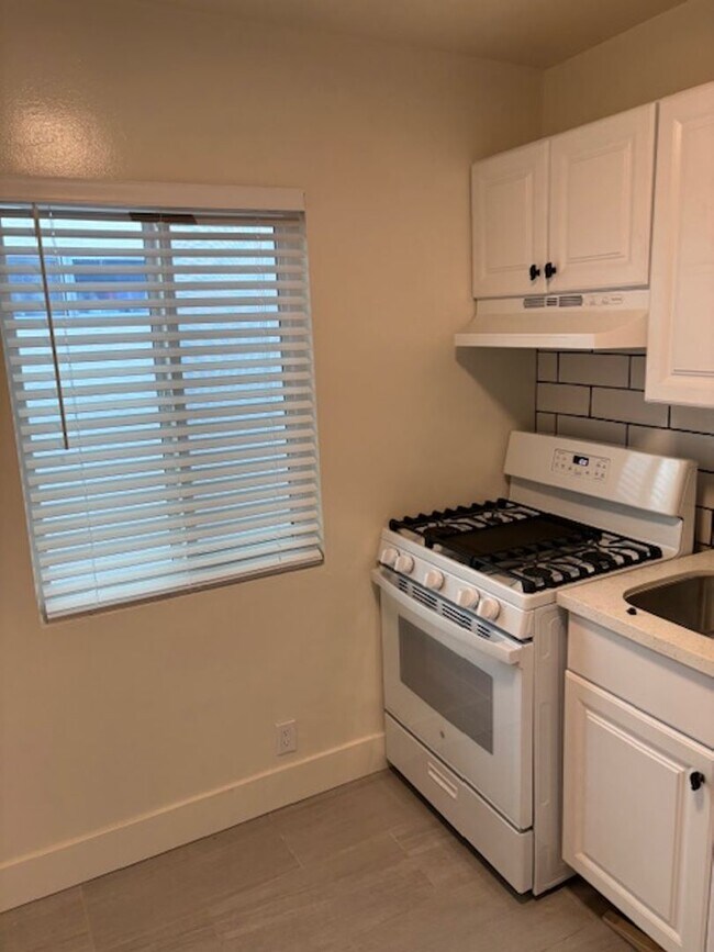 Foto del edificio - Renovated Studio Apartment for Lease in Va...