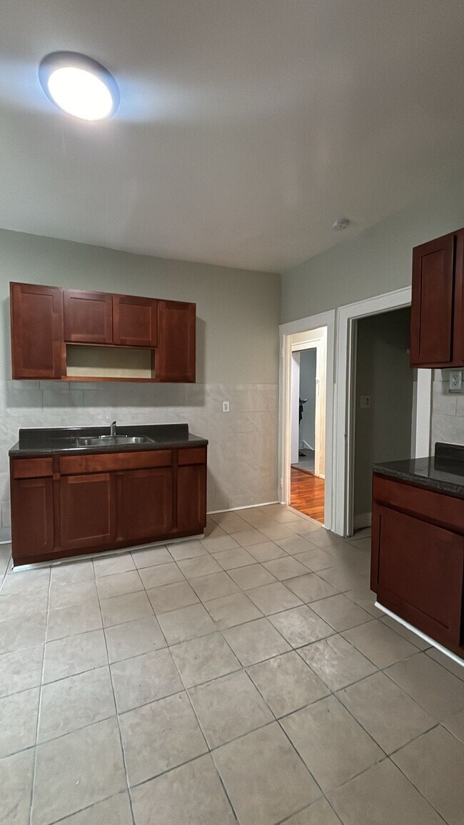 262 Ellis Ave 1 - 263 Ellis Ave