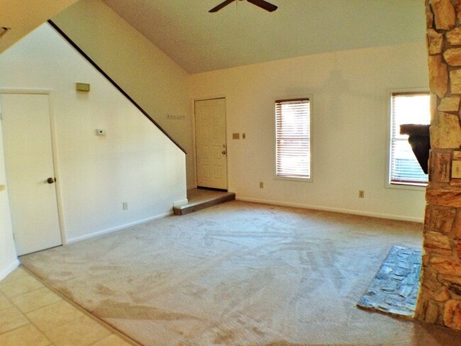 Building Photo - AWESOME 3 BED/2 BATH TOWNHOME W/OPEN FLOOR...