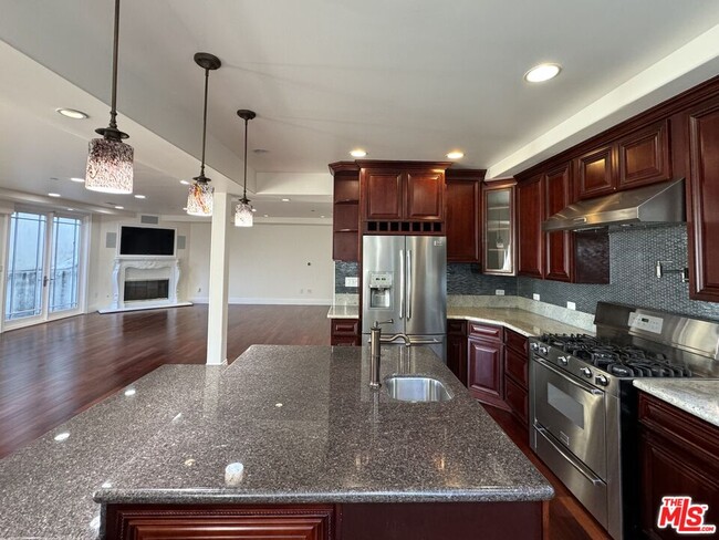 Building Photo - 7288 Woodrow Wilson Dr