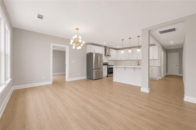 Building Photo - 1658 Temple Ave