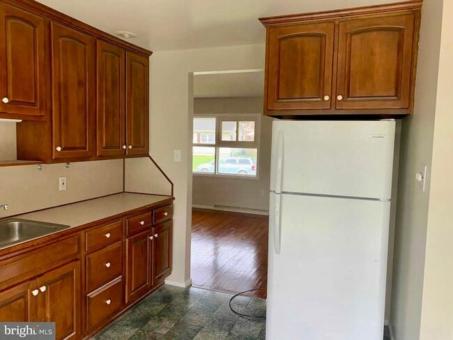 Building Photo - 3 Bedroom Rancher in Fireside