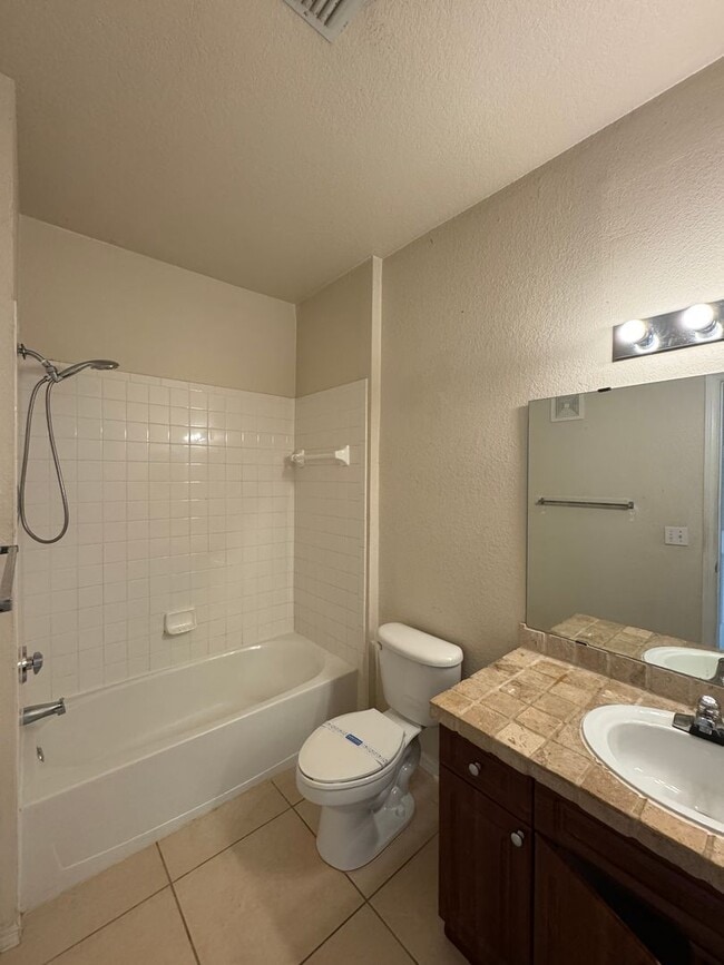 Foto del edificio - Gated Condo Next to The Mall At Millenia w...