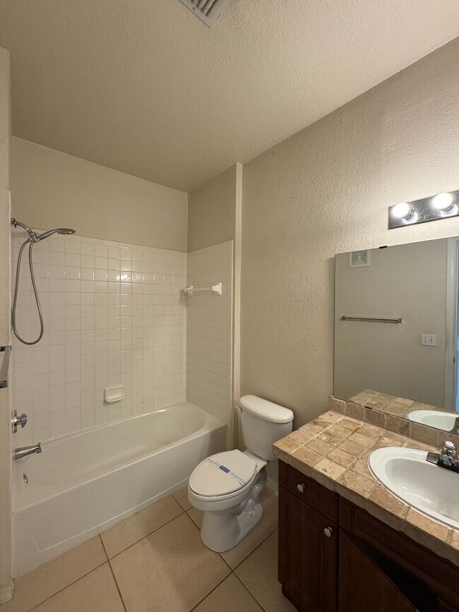 Foto del edificio - Gated Condo Next to The Mall At Millenia with Great Amenities