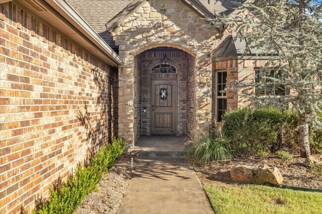 Building Photo - Beautiful Regency Poine backs to the Pond