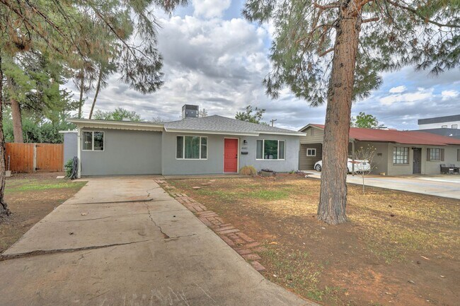 Building Photo - COMING SOON! Recently Upgraded 3 Bed 2 Bat...