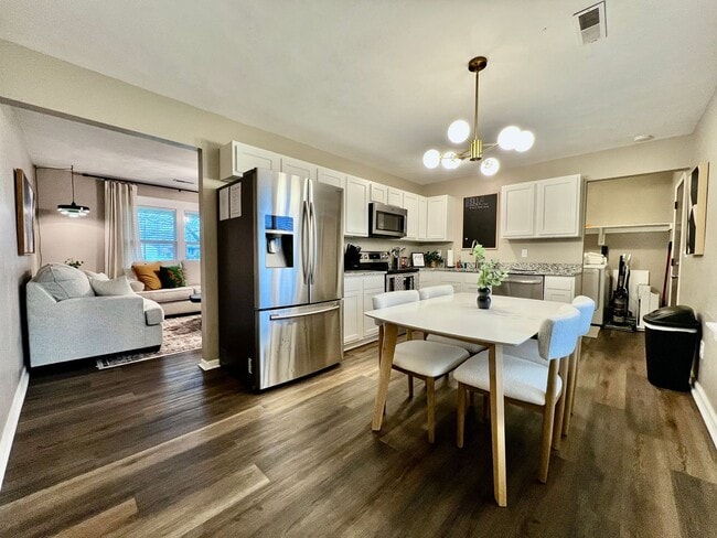 Building Photo - 3 BDR Ranch w/ Fenced yard, laundry, garage + more