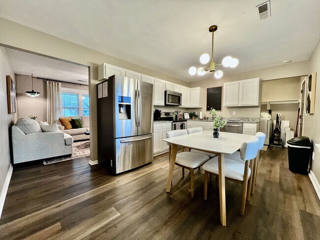 Foto del edificio - 3 BDR Ranch w/ Fenced yard, laundry, garage + more