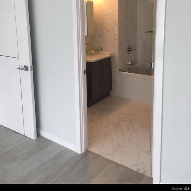 Foto del edificio - 5 Grace Ave