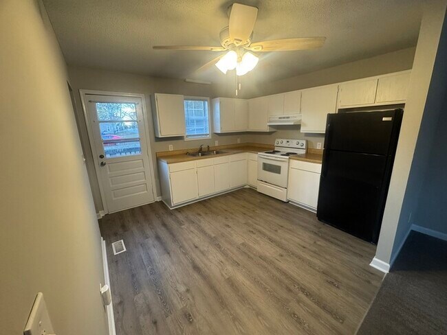 Foto del edificio - Adorable 2 Bed 1 Bath Duplex, Available Now!