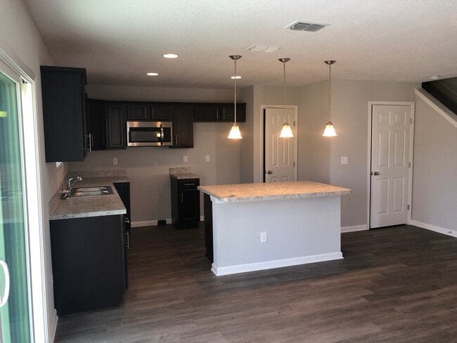 Building Photo - Newer 3/2.5 Home for Rent on The Southside!