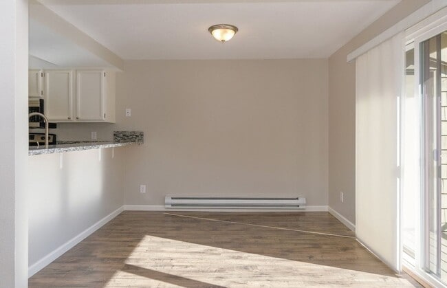 Building Photo - STUNNING 2 BEDROOM AND 2 BATHROOM