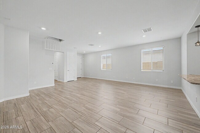 Foto del edificio - 327 W Tamarack Dr