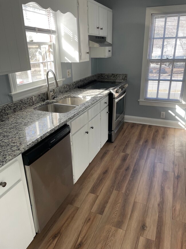 Building Photo - 909 S Hornbeam Dr