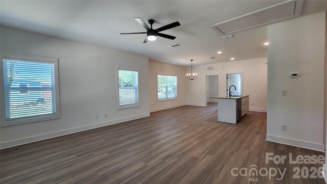 Building Photo - 1818 E Greenbriar Rd