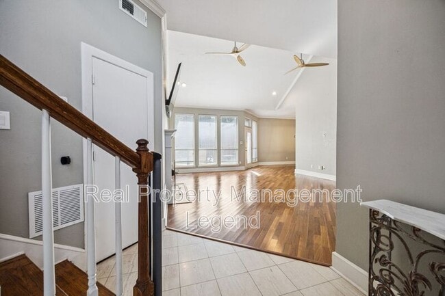 Building Photo - 618 Knollwood Dr
