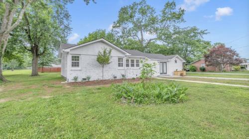 Building Photo - Charming 3 Bedroom, 2.5 Bath Home in Estil...