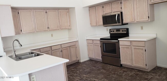 Foto del edificio - 5850 W Glenview Pl