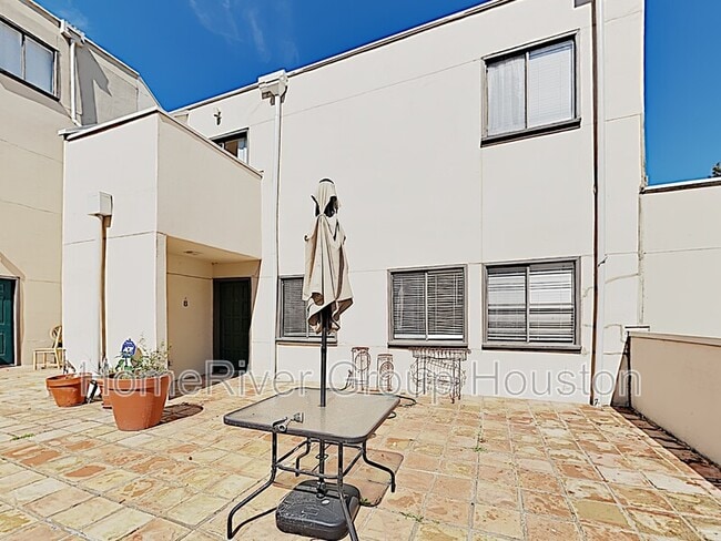 Building Photo - 402 Tuam St