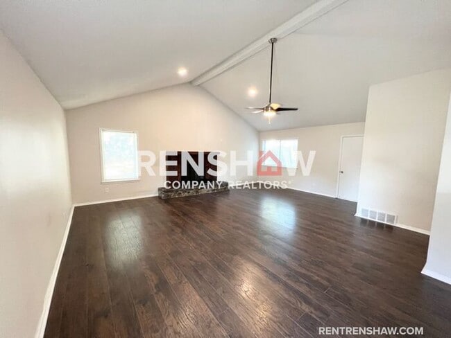 Building Photo - Captivating 3 bedroom / 2 bath AVAILABLE i...