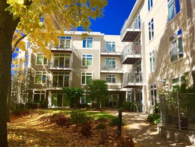 Foto del edificio - 6 Cameron Ave