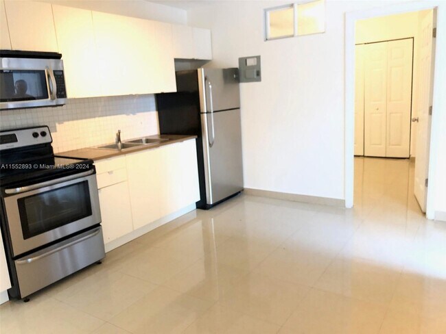 Foto del edificio - 2421 NE 183rd St
