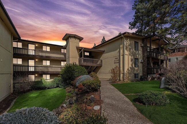 Building Photo - Luxurious 2 Bed, 1.5 Bath Condo with a View!