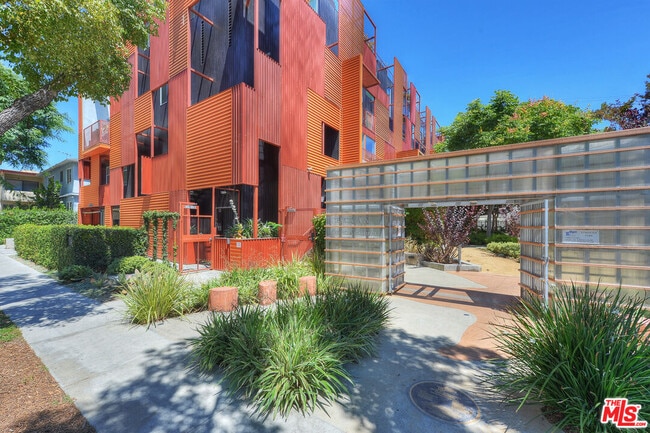 Building Photo - 1140 N Formosa Ave