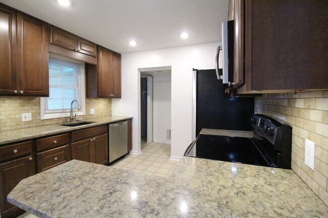 Building Photo - 2+ Bedroom 1 Bath Home In Overland Park Ka...