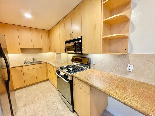 Building Photo - Coveted Pacific Heights Condo w/Private Pa...