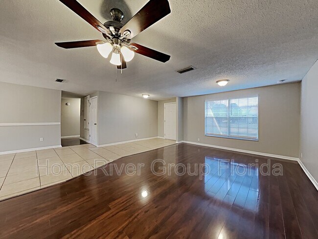 Foto del edificio - 908 Hillrise Dr