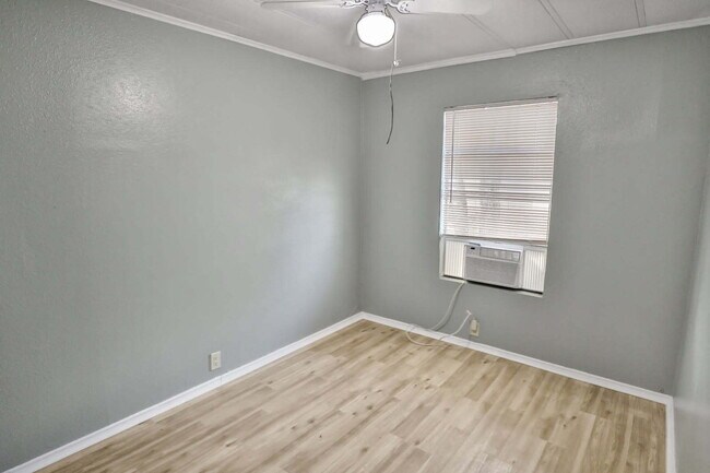 Foto del edificio - Application Special - Renovated 2 Bed/1 bath with Washer/Dryer Hookups