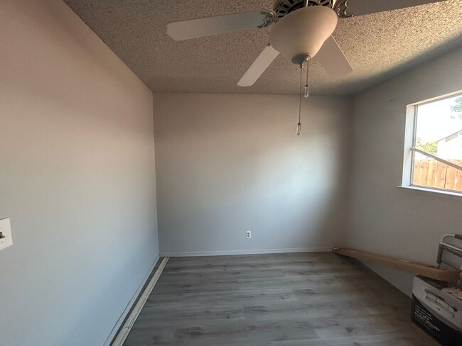 Foto del edificio - 4 bedroom 2 bath updated and new in Centra...