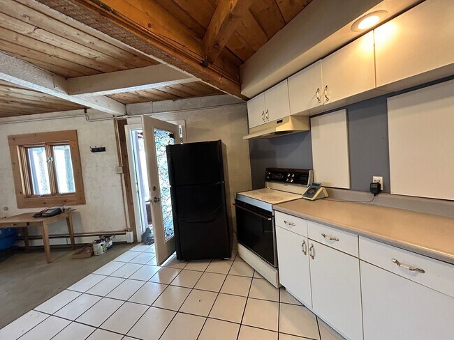 Building Photo - 1 Bedroom Apartment with Private Entrance ...