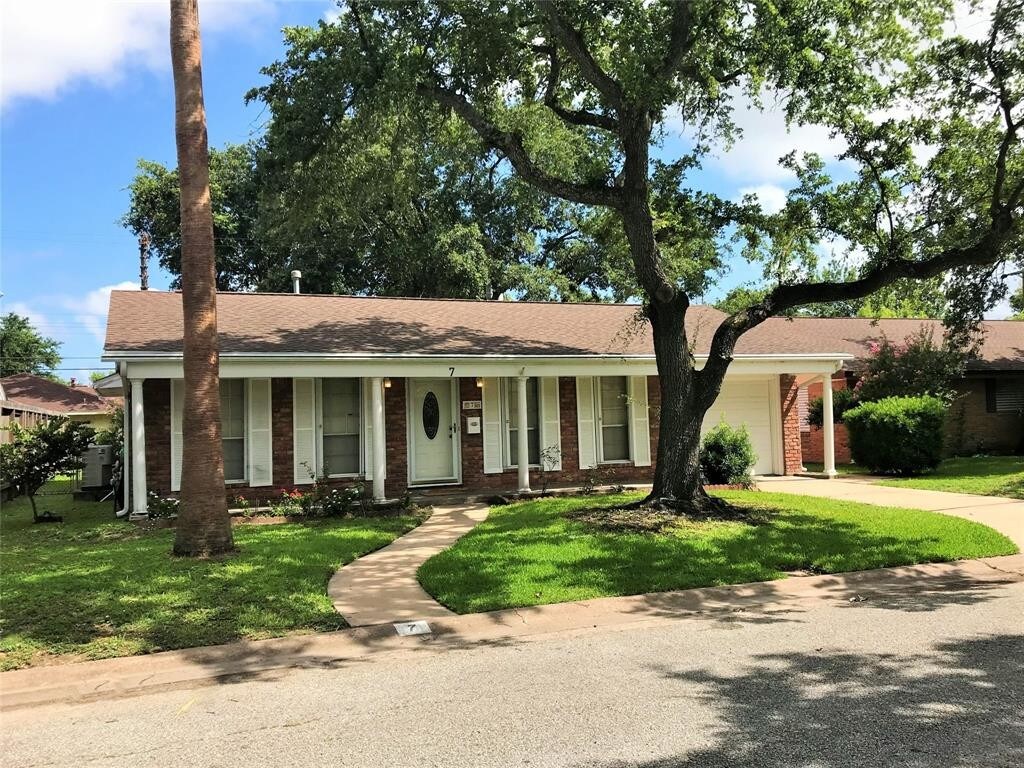 7 Maple Ln, Galveston, TX 77551 House Rental in Galveston, TX