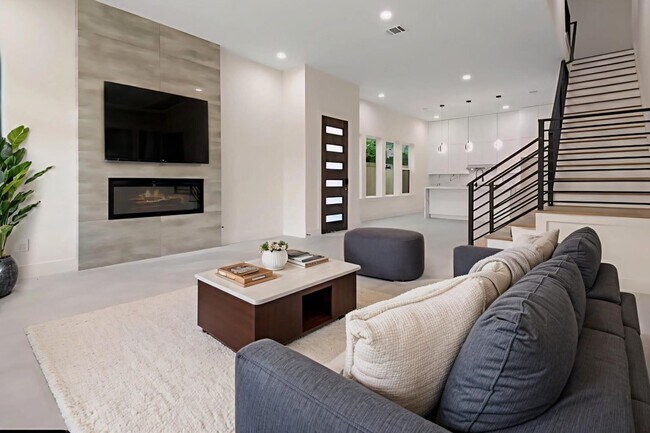 Building Photo - 5117 Schuler St