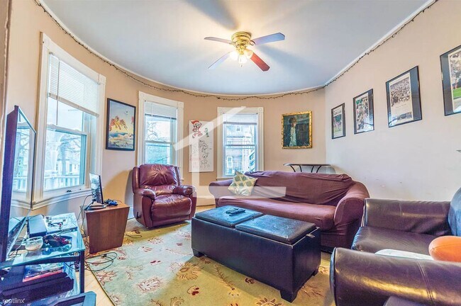 Foto del edificio - Spacious Brookline 5-bed/1.5 Bath Apt
