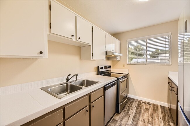 Building Photo - Beautiful townhome in Madison Hill Community-