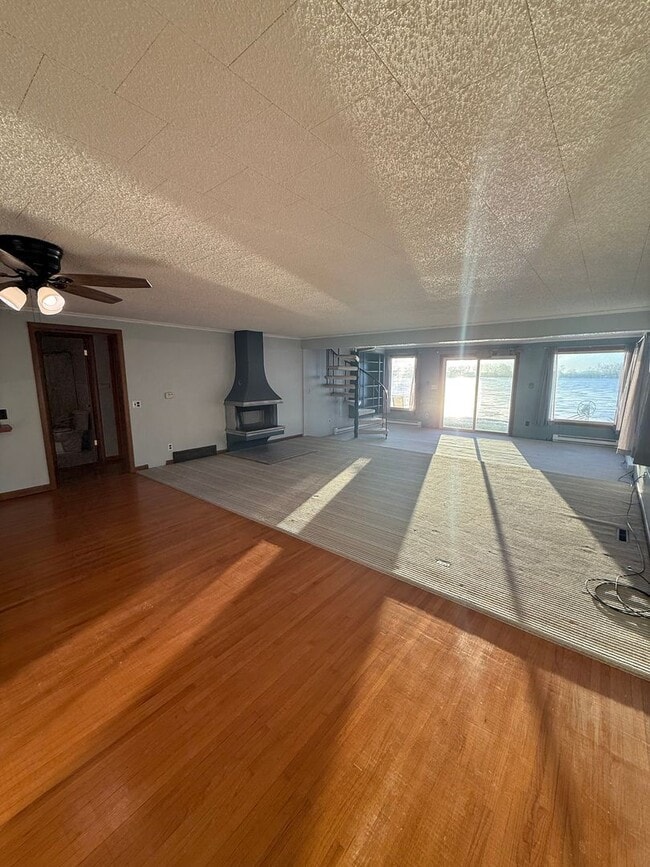 Building Photo - Lake House