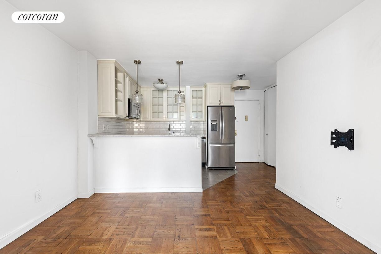 Building Photo - 140 7th Ave