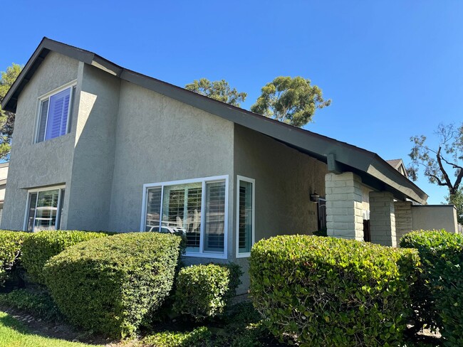 Building Photo - Beautiful bright townhome in Tierrasanta