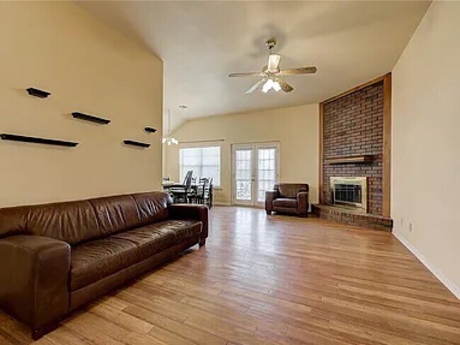 Building Photo - 919 Queens Cir