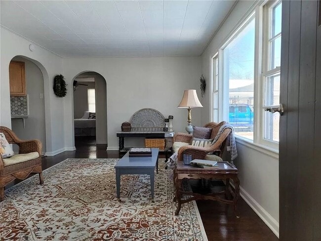 Building Photo - Spacious 3 Bedroom Home with Fenced Yard, Updated Kitchen & Covered Parking!