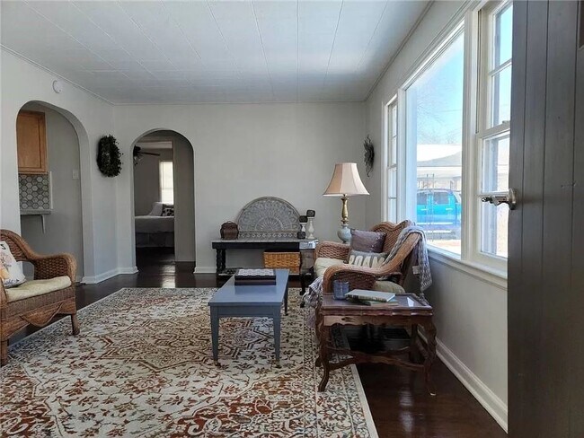 Foto del edificio - Spacious 3 Bedroom Home with Fenced Yard, Updated Kitchen & Covered Parking!