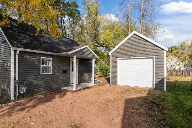 Building Photo - 1004 W Kamps Ave