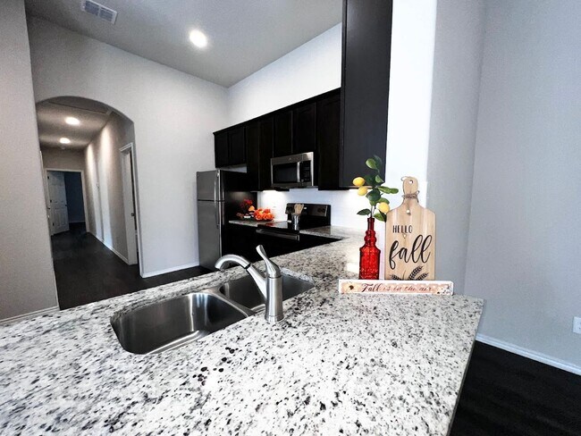 Foto del edificio - Luxury Duplex | 3 Bed/2 Bath | 1-Story | Covered Deck | Near Randolph AFB & Ft Sam