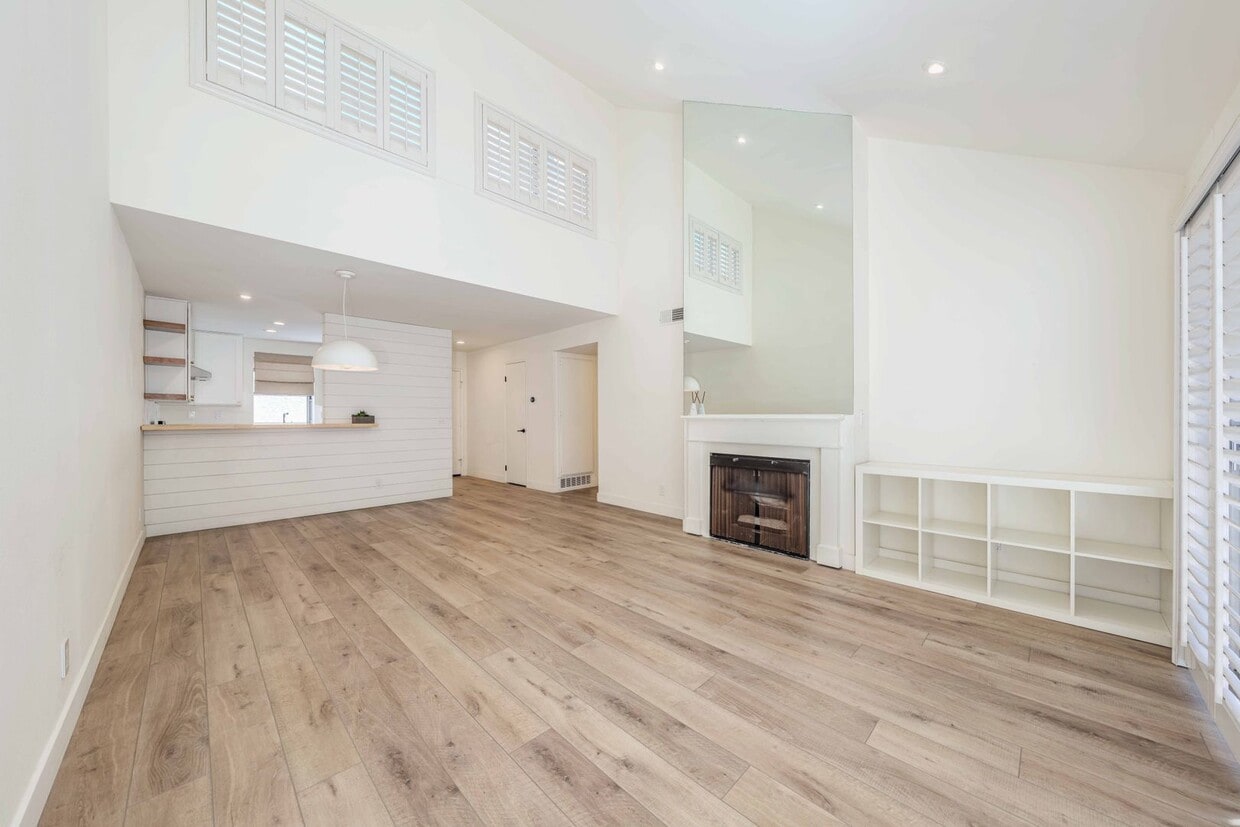Primary Photo - Charming 2 Bed Condo