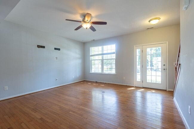 Building Photo - Lovely 3 BR/2.5 BA Single-Family Home in E...