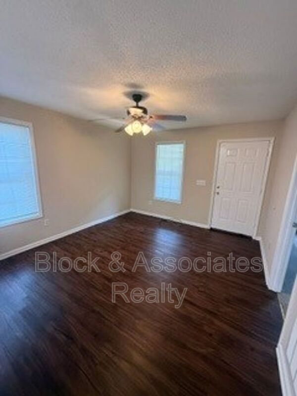 Foto del edificio - 1819 Saddlewood Ct